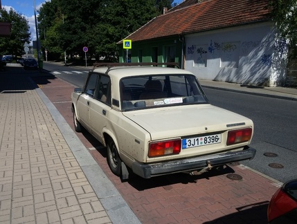 Ведро с болтами